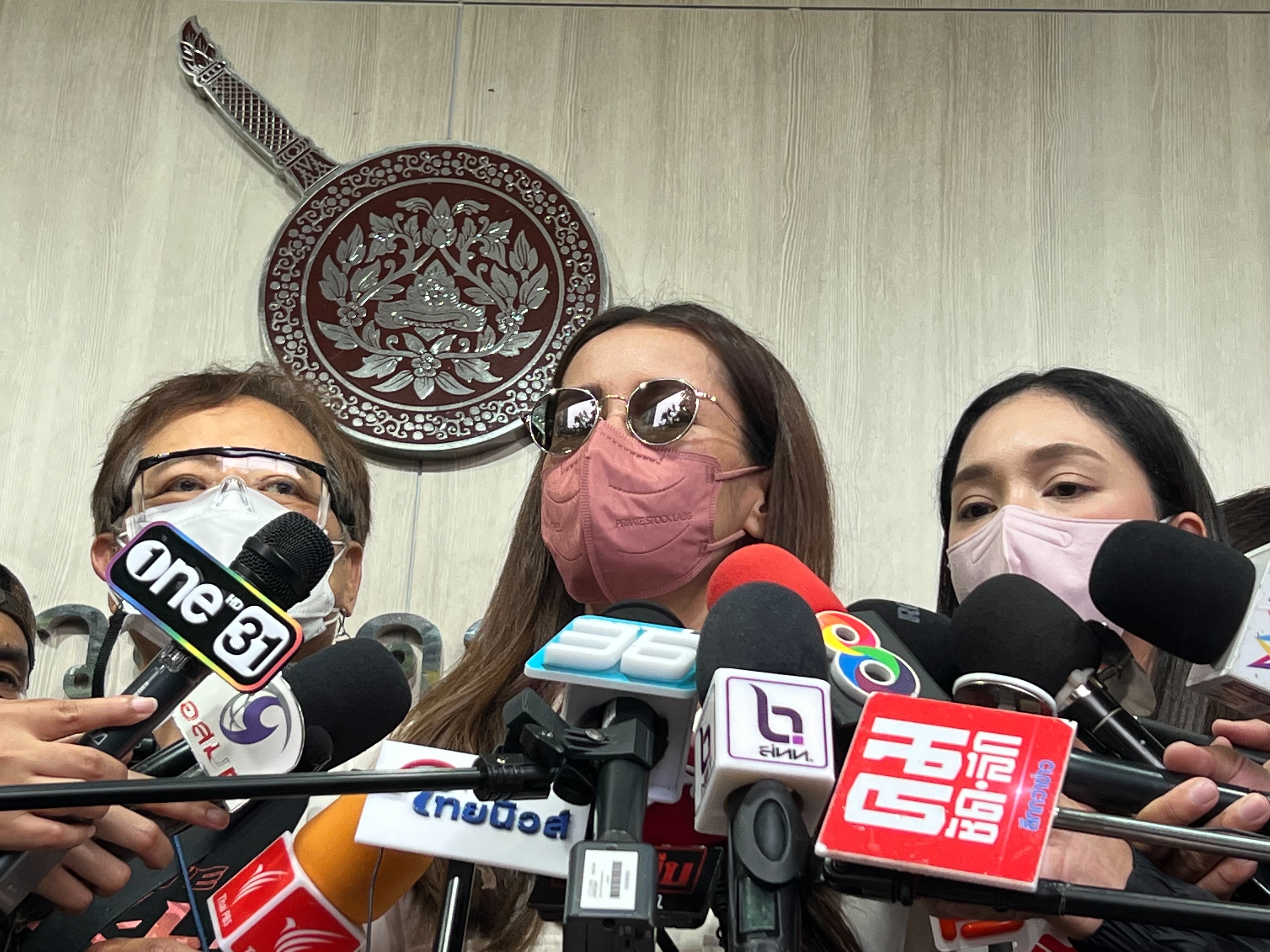 แอน ทองประสม เข้าพบตำรวจ เสียงสั่น วอนเจ้าหน้าที่ตามของคืน