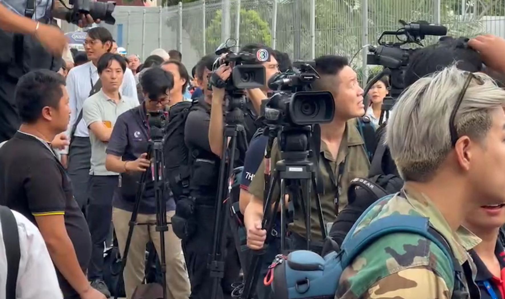 “ทักษิณกลับไทย” เปิดภาพบรรยากาศล่าสุด!สนามบินดอนเมือง สื่อเกาะติด “ทักษิณกลับไทย” เปิดภาพบรรยากาศล่าสุด!สนามบินดอนเมือง สื่อเกาะติด