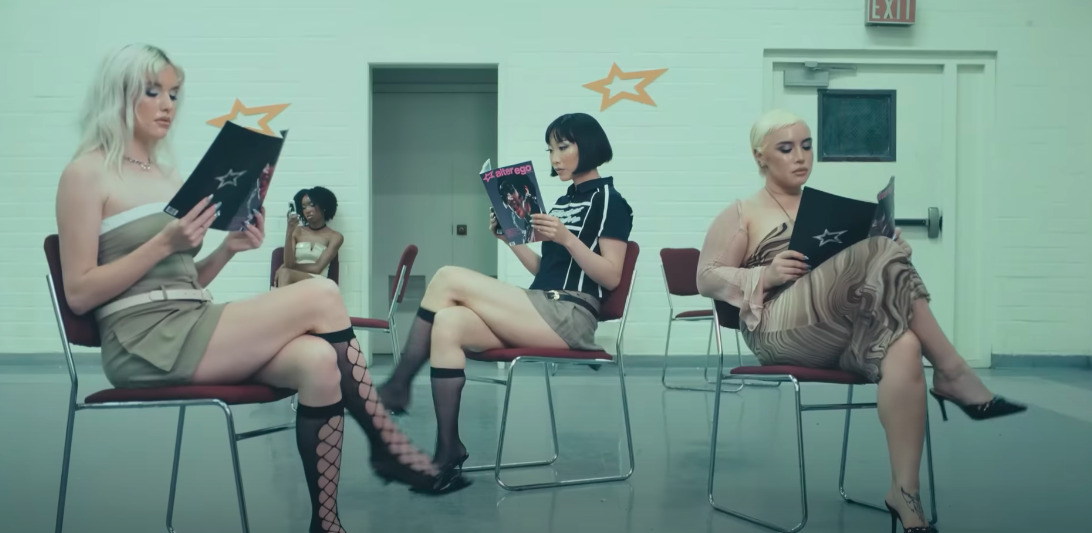 วิเคราะห์ความปังเพลงใหม่ New Woman ของ ลิซ่า วิเคราะห์ความปังเพลงใหม่ New Woman ของ ลิซ่า