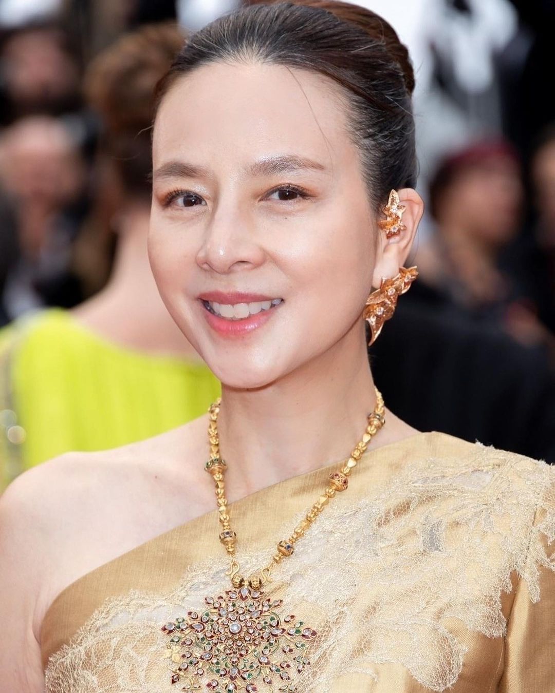 สง่างาม มาดามแป้ง สวมชุดไทยร่วมเดินพรมแดง เมืองคานส์