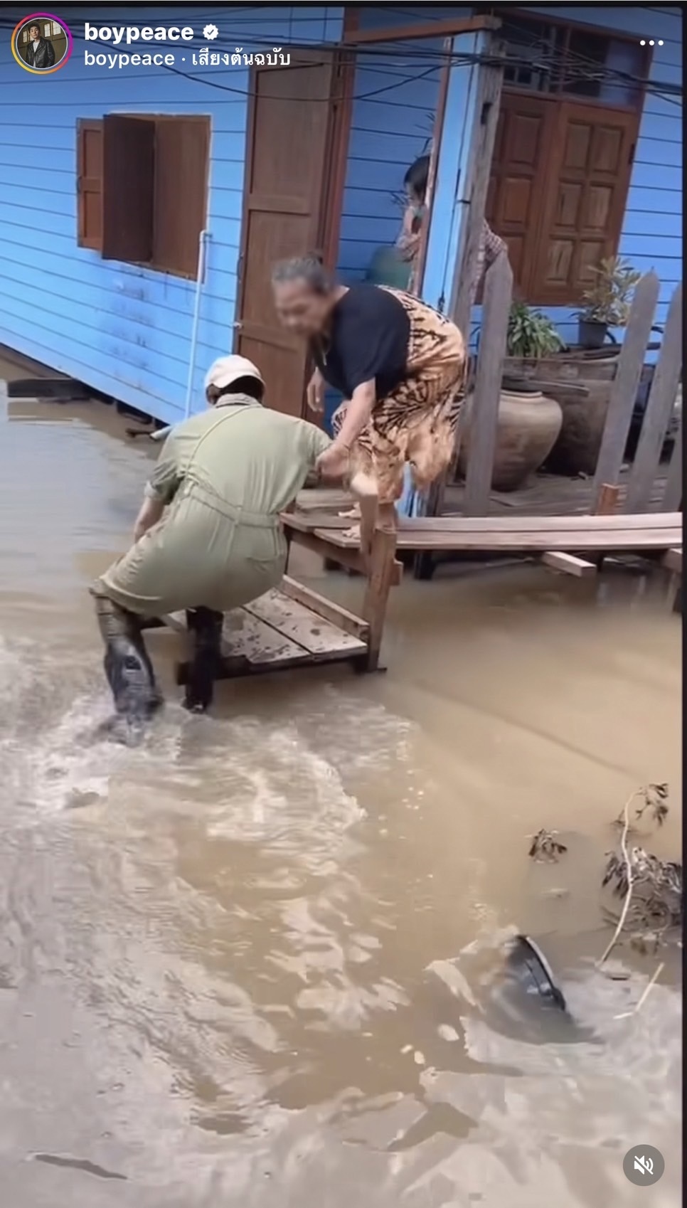 บอย โพสต์คลิปนาทีชีวิต เจี๊ยบ หวิดพลาดตกน้ำป๋อมแป๋ม... บอย โพสต์คลิปนาทีชีวิต เจี๊ยบ หวิดพลาดตกน้ำป๋อมแป๋ม...