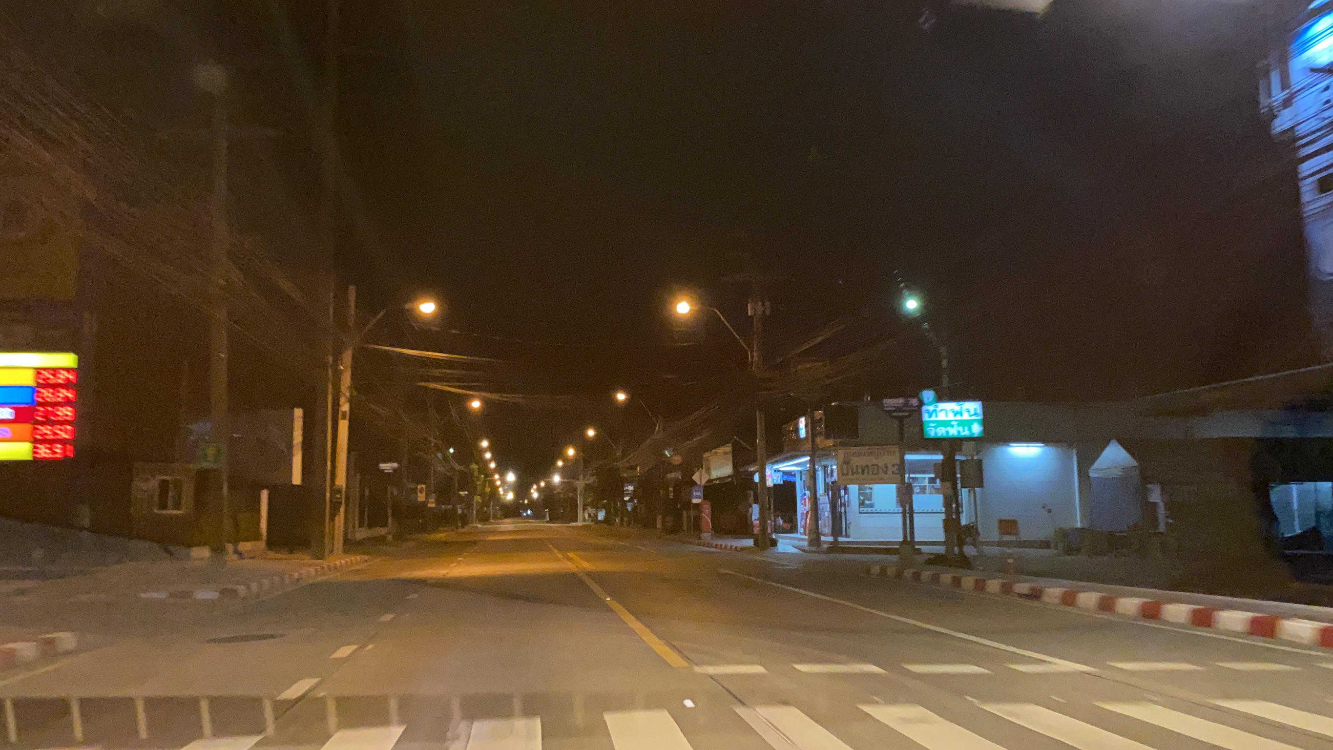 ประมวลภาพ ค่ำคืนอันเงียบเหงา ในห้วงเวลา เคอร์ฟิว (ภาพชุด) 