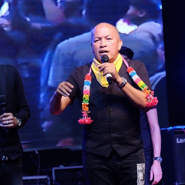 แม่เอ๋ - ไอซ์ ทำบุญ 100 วัน ค่อม ชวนชื่น  เปิดขายเสื้อ นำรายได้ช่วย รพ.