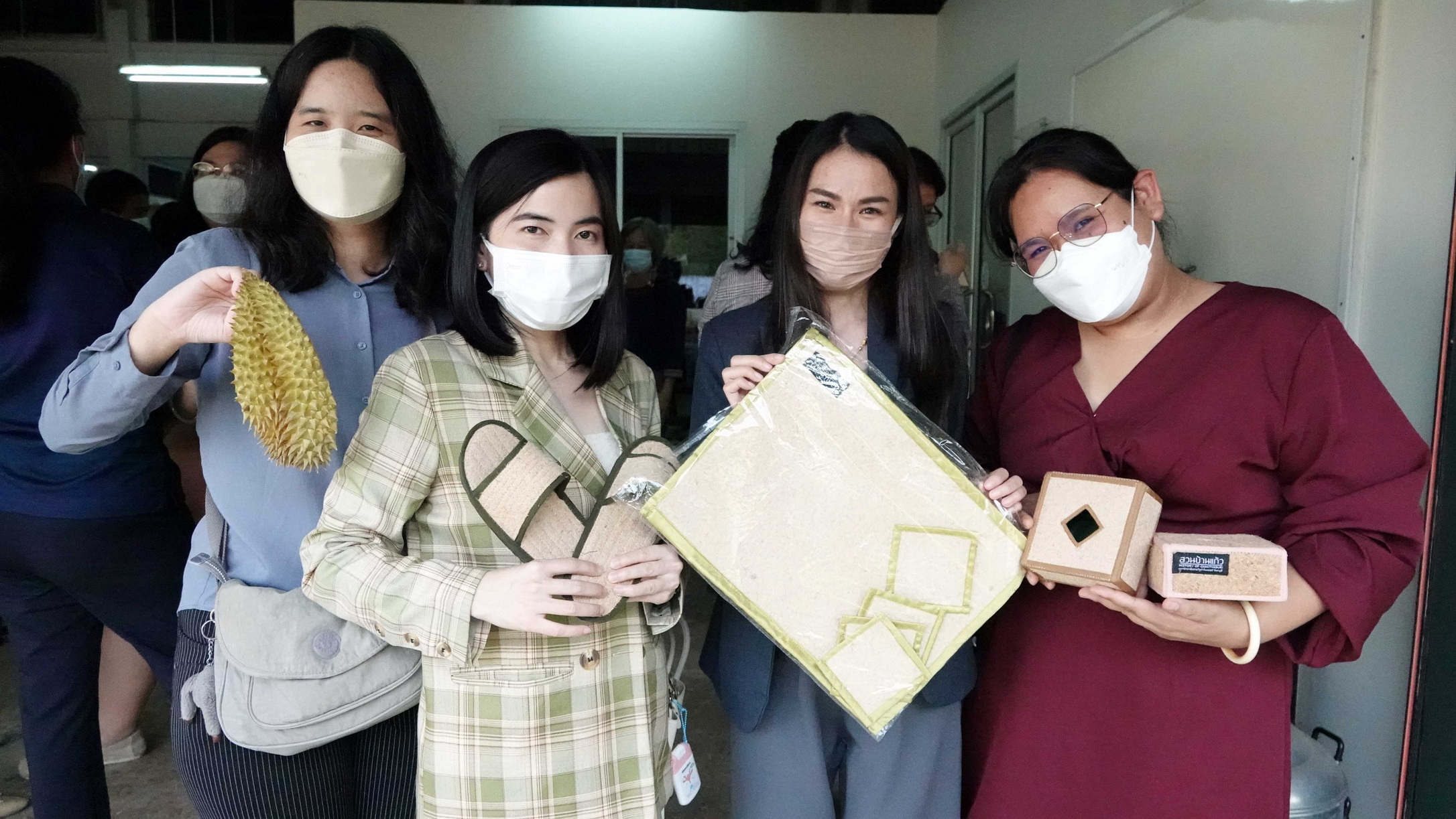 ม.ราชภัฏรำไพพรรณี พัฒนาเฟอร์นิเจอร์จากเปลือกทุเรียน ลดขยะ-สร้างมูลค่าเพิ่ม ม.ราชภัฏรำไพพรรณี พัฒนาเฟอร์นิเจอร์จากเปลือกทุเรียน ลดขยะ-สร้างมูลค่าเพิ่ม
