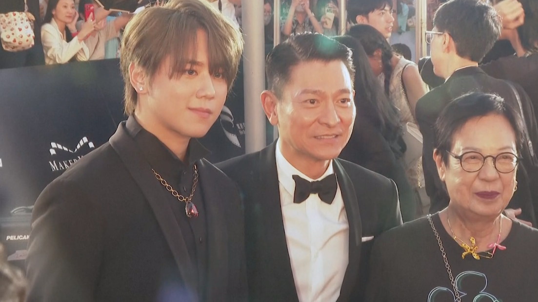 ช็อตหายาก!! ‘หลิวเต๋อหัว - มิเชล โหย่ว’ กระทบไหล่ ที่งาน Hong Kong Film Awards