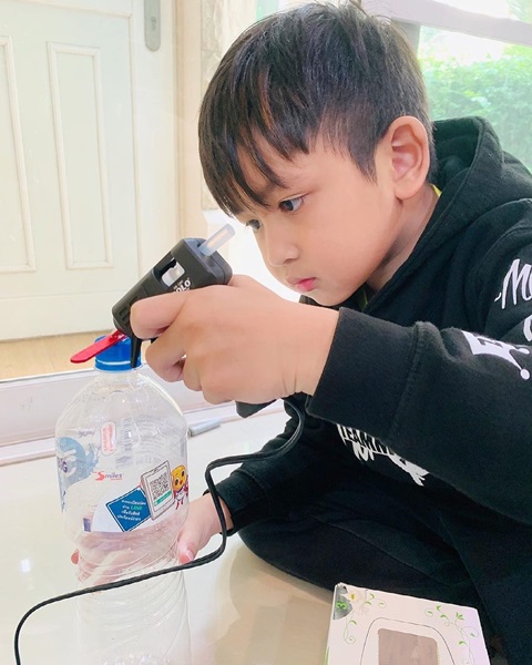 คุณแม่ เป้ย ปานวาด สุดภูมิใจ!! ลูกชายเรียนจบ Year 3 แล้ว คุณแม่ เป้ย ปานวาด สุดภูมิใจ!! ลูกชายเรียนจบ Year 3 แล้ว