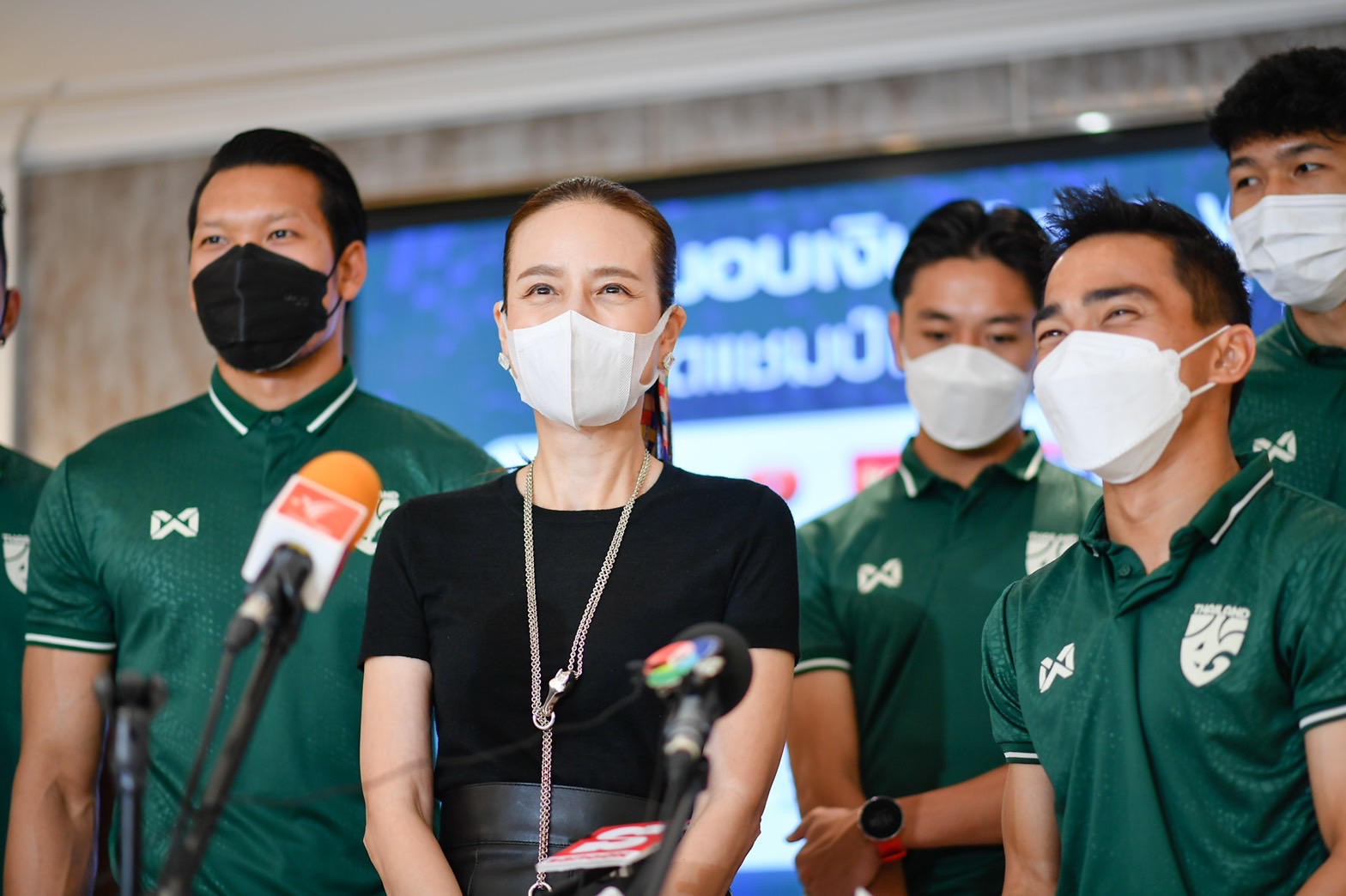 'มาดามแป้ง' รับมอบเงินอัดฉีดจาก25บริษัทให้ 'ทีมชาติไทย' ชุดแชมป์ซูซูกิฯ2020 'มาดามแป้ง' รับมอบเงินอัดฉีดจาก25บริษัทให้ 'ทีมชาติไทย' ชุดแชมป์ซูซูกิฯ2020