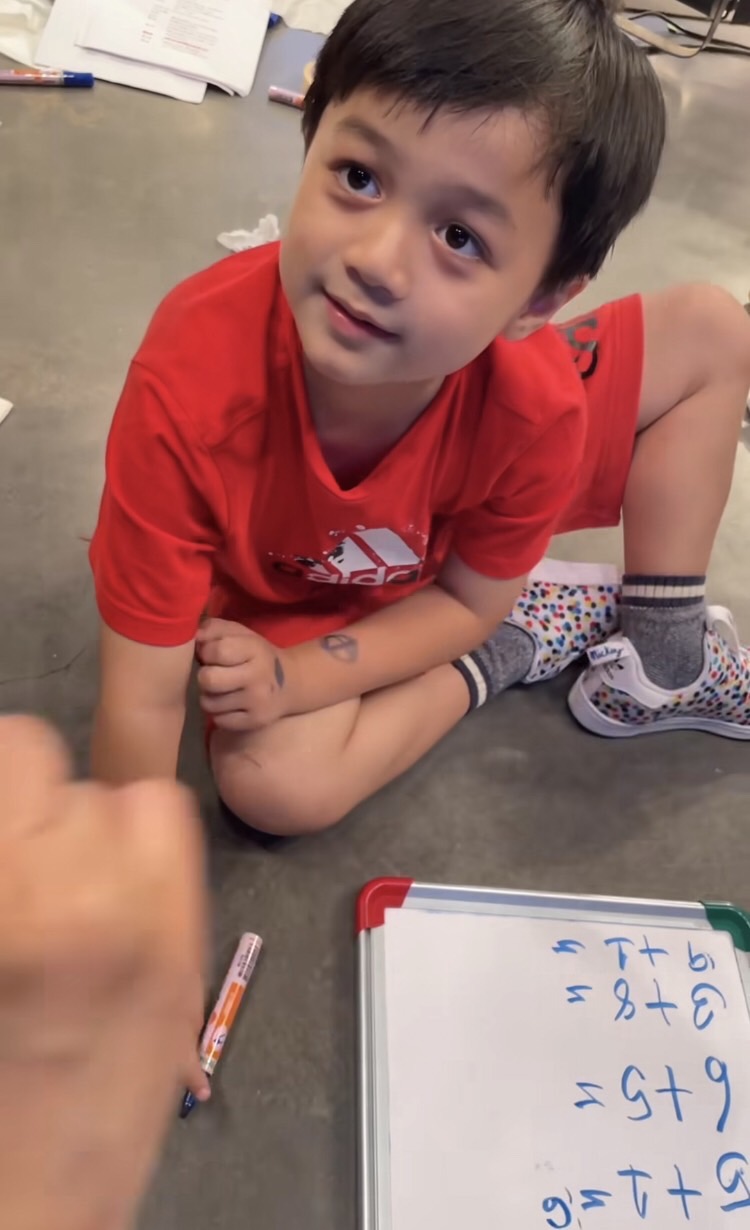 ว่าที่ท่านประธาน น้องพายุ ลูกชาย ชมพู่-น็อต โชว์คิดเลขเร็ว ฉายแววอัจฉริยะตั้งแต่เด็ก 