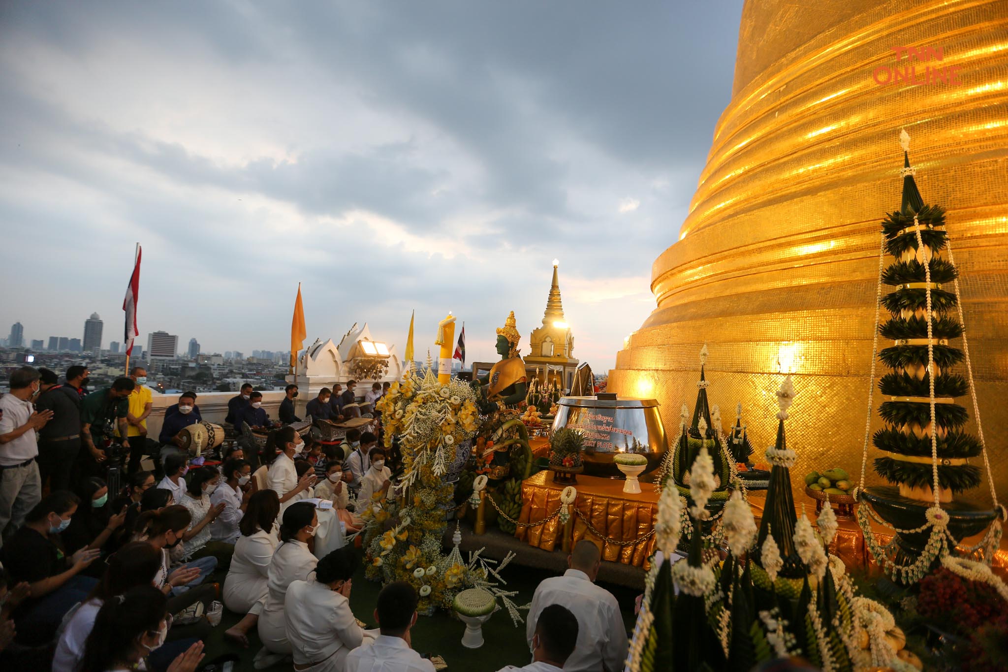 ประชาชนร่วมพิธี “ห่มผ้าแดงภูเขาทอง” ประจำปี 2564 เสริมสิริมงคล