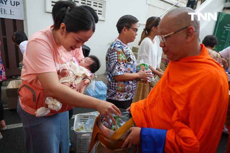 ชาวพุทธแน่นภูเขาทอง ร่วมตักบาตรเทโวเนื่องในวันออกพรรษา ชาวพุทธแน่นภูเขาทอง ร่วมตักบาตรเทโวเนื่องในวันออกพรรษา
