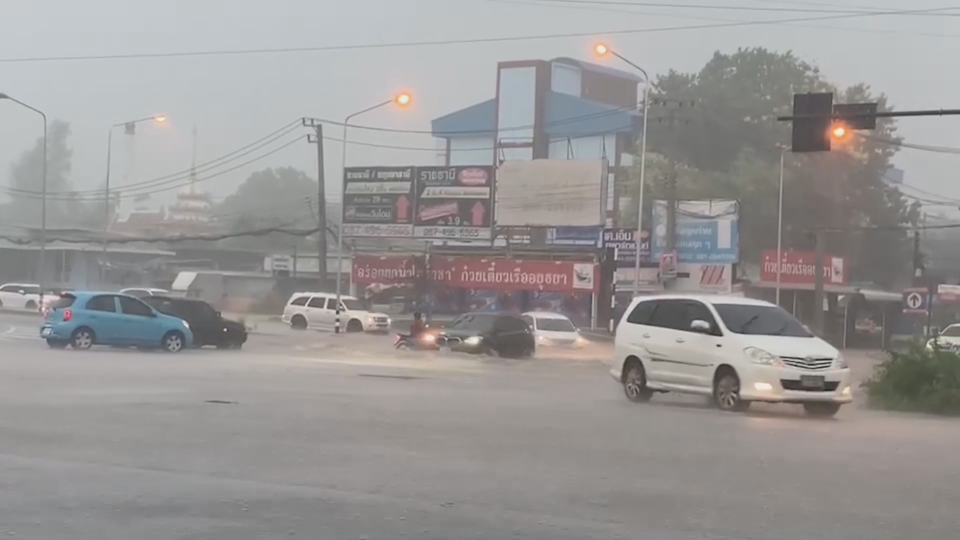 ฝนถล่มโคราช! น้ำท่วมหลายพื้นที่ บางจุดเกือบท่วมล้อรถยนต์ รถเล็กสัญจรลำบาก ฝนถล่มโคราช! น้ำท่วมหลายพื้นที่ บางจุดเกือบท่วมล้อรถยนต์ รถเล็กสัญจรลำบาก