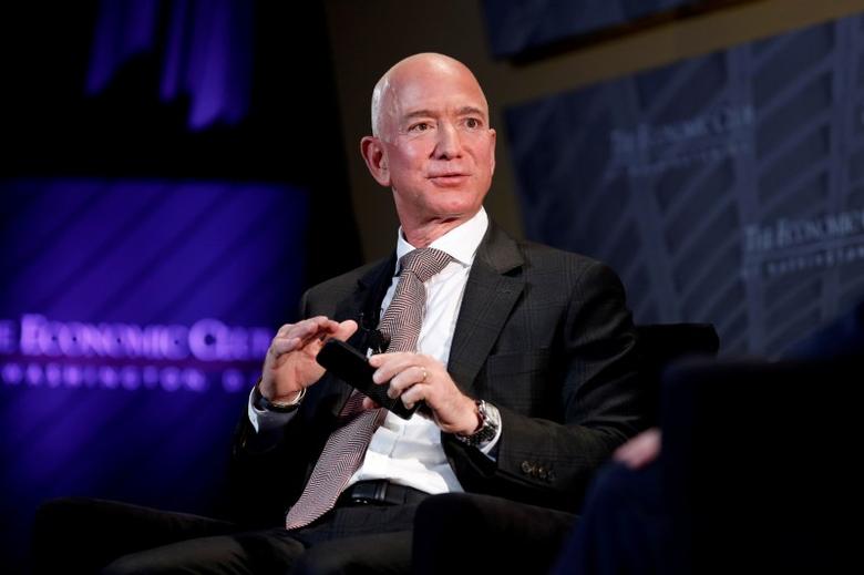 คุณยายไปอวกาศ! Jeff Bezos เลือกนักบินวัย 82 ปีร่วมเดินทางไปด้วย!