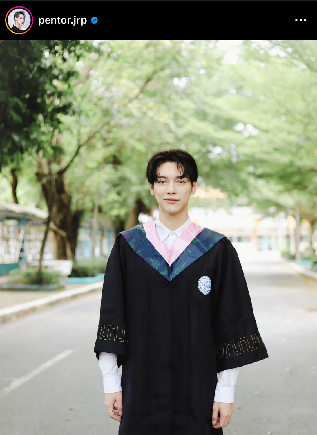 แฟนคลับแห่ยินดี เป็นต่อ จีรภัทร เรียนจบมหาวิทยาลัยชื่อดังของจีนแล้ว พร้อมคว้า 2 รางวัลเรียนดีมาชื่นชม แฟนคลับแห่ยินดี เป็นต่อ จีรภัทร เรียนจบมหาวิทยาลัยชื่อดังของจีนแล้ว พร้อมคว้า 2 รางวัลเรียนดีมาชื่นชม