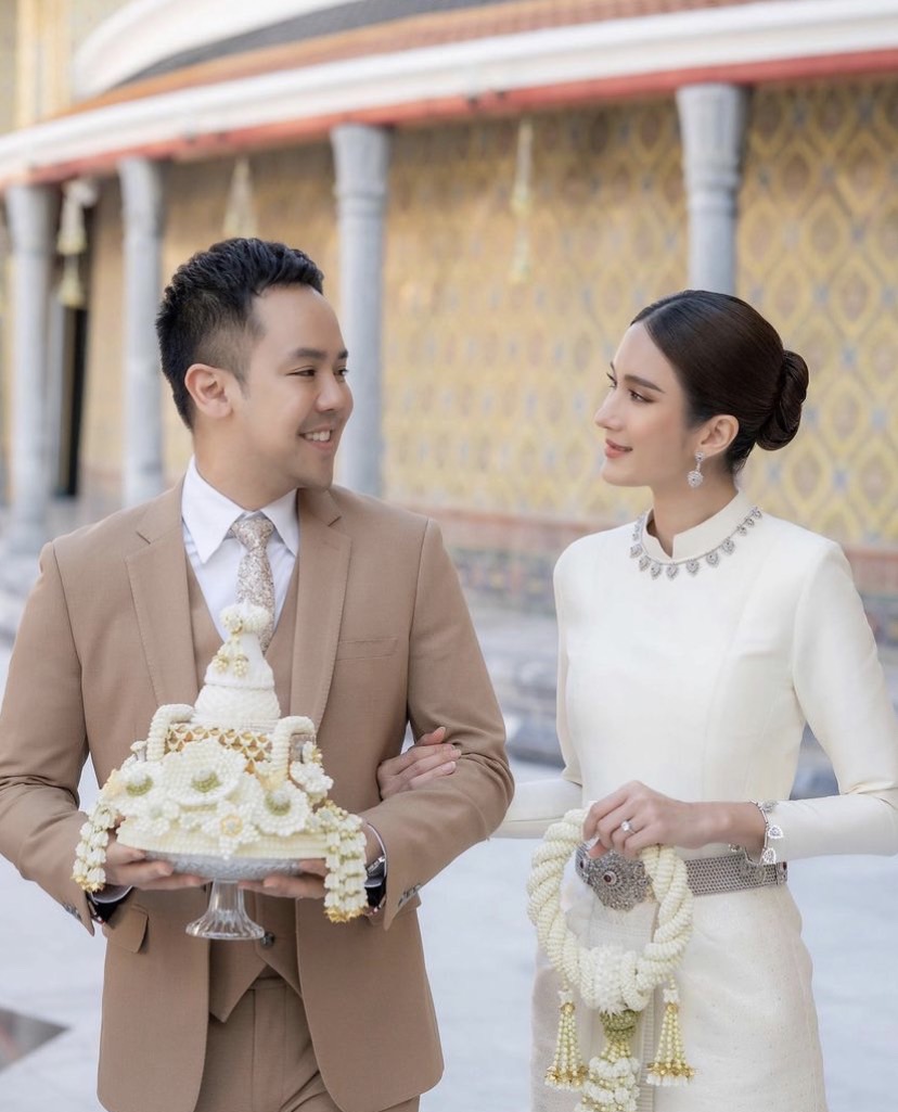 มงคลชีวิต เนย ปภาดา ควงว่าที่เจ้าบ่าวเข้ารับพระราชทานน้ำพระพุทธมนต์ 