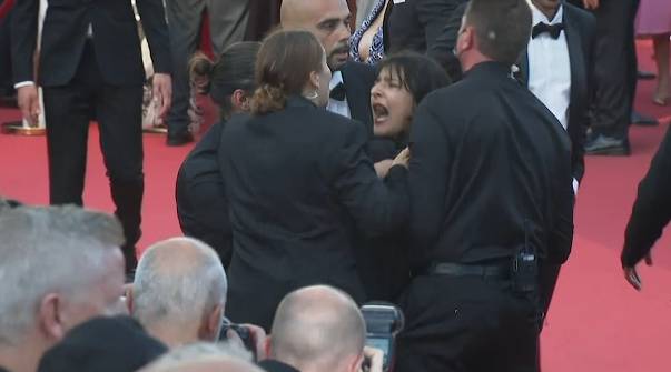 สาวเปลือยบุกพรมแดงคานส์!! ช่วงเปิดตัวหนังใหม่ ‘ทิลดา สวินตัน’ สาวเปลือยบุกพรมแดงคานส์!! ช่วงเปิดตัวหนังใหม่ ‘ทิลดา สวินตัน’