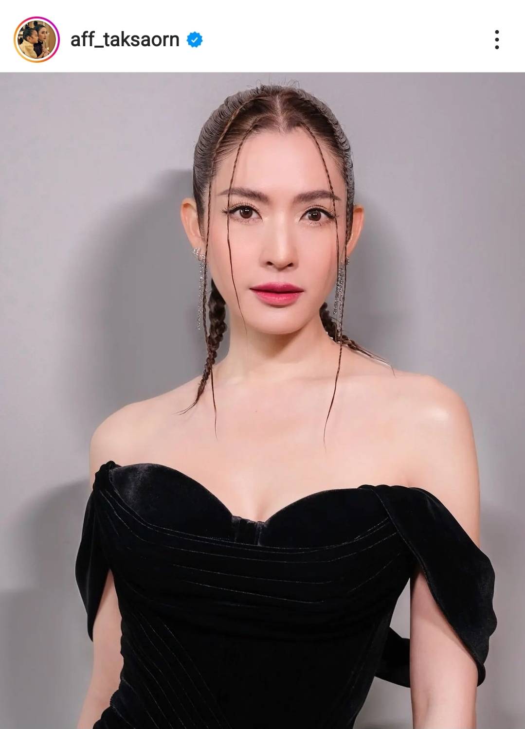 แอฟ ทักษอร ถูกแซวหนัก หลัง 3 พระเอกหนุ่ม หอบดอกไม้แสดงความยินดี แอฟ ทักษอร ถูกแซวหนัก หลัง 3 พระเอกหนุ่ม หอบดอกไม้แสดงความยินดี