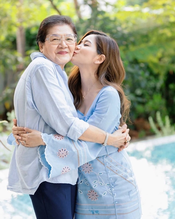 เก็บตกภาพความรัก ความอบอุ่น วันแม่ ของเหล่าคนดัง เก็บตกภาพความรัก ความอบอุ่น วันแม่ ของเหล่าคนดัง