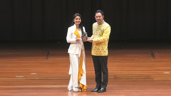“เบิร์ด ธงไชย” นำทัพศิลปินรับรางวัล “เพชรในเพลง”   (มีคลิป)