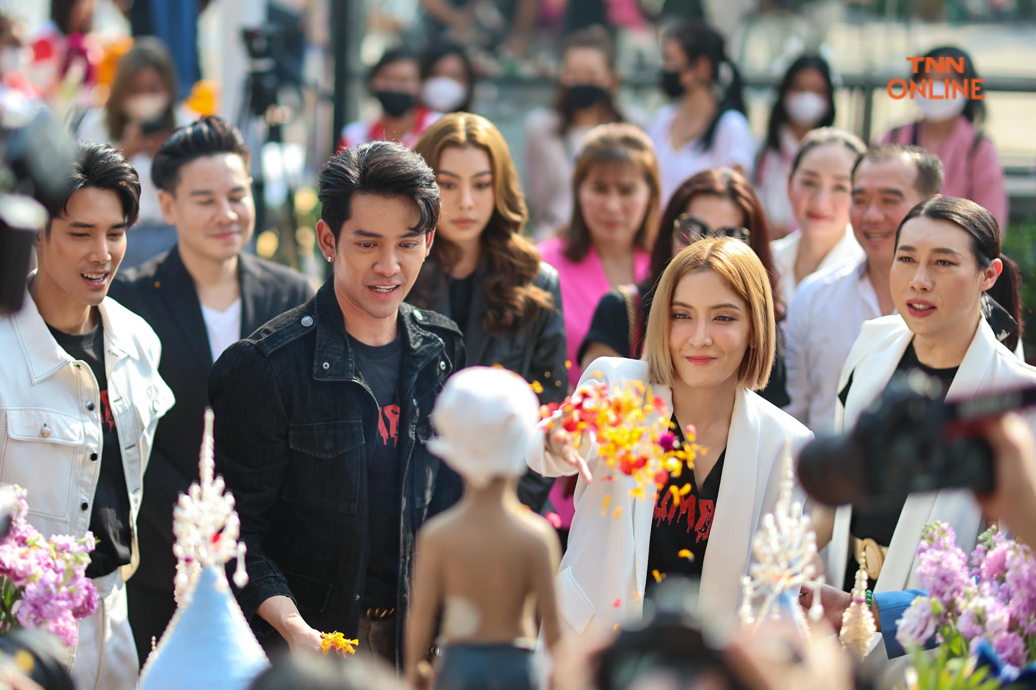 ลุคแรก “พิ้งกี้” ร่วมบวงสรวงภาพยนตร์หลังปลดกำไล EM 