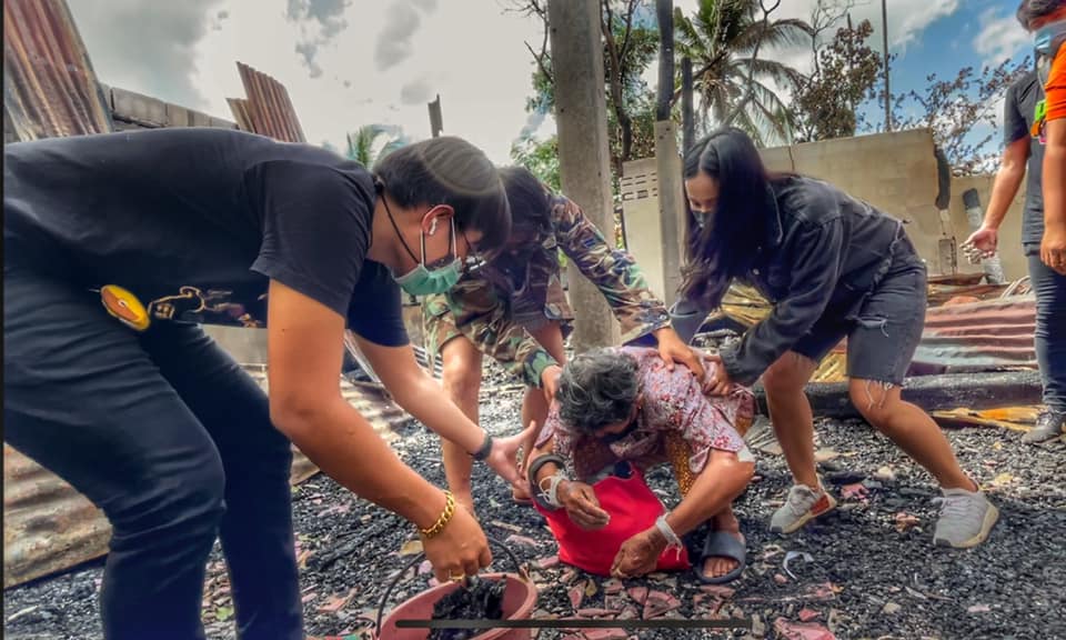  เพชร สหรัตน์ มอบเงินเฉียดล้าน ให้ยายสร้างบ้านใหม่ มอบของช่วยพี่น้อง จ.อุบลราชธานี