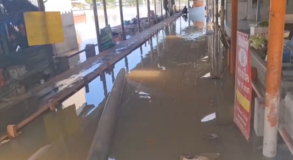 น้ำท่วมนนทบุรี วันนี้ระดับน้ำขึ้นสูง ทะลุกระสอบทราย 9 ชั้น!