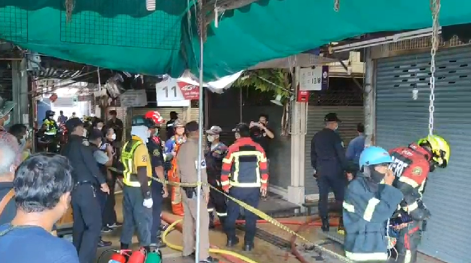 ไฟไหม้ร้านค้าใน ตลาดจตุจักร ควันพุ่งสูง ล่าสุดเพลิงสงบแล้ว
