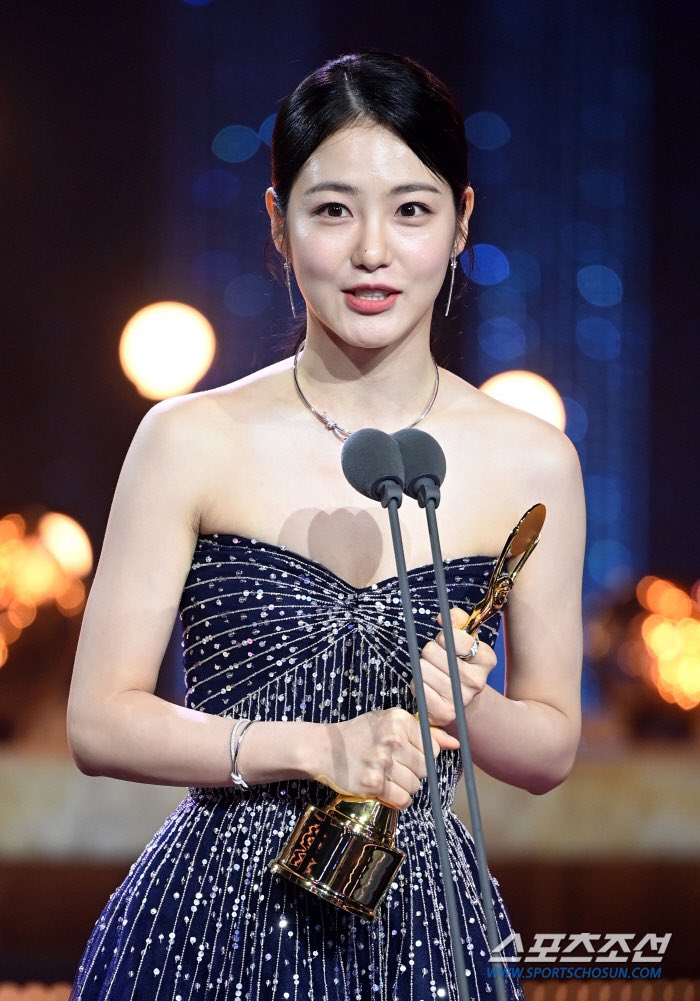 ‘ซงฮเยคโย’ คว้าแดซัง!! เวที Blue Dragon Series Awards ปีนี้ จากบทนำ The Glory ‘ซงฮเยคโย’ คว้าแดซัง!! เวที Blue Dragon Series Awards ปีนี้ จากบทนำ The Glory