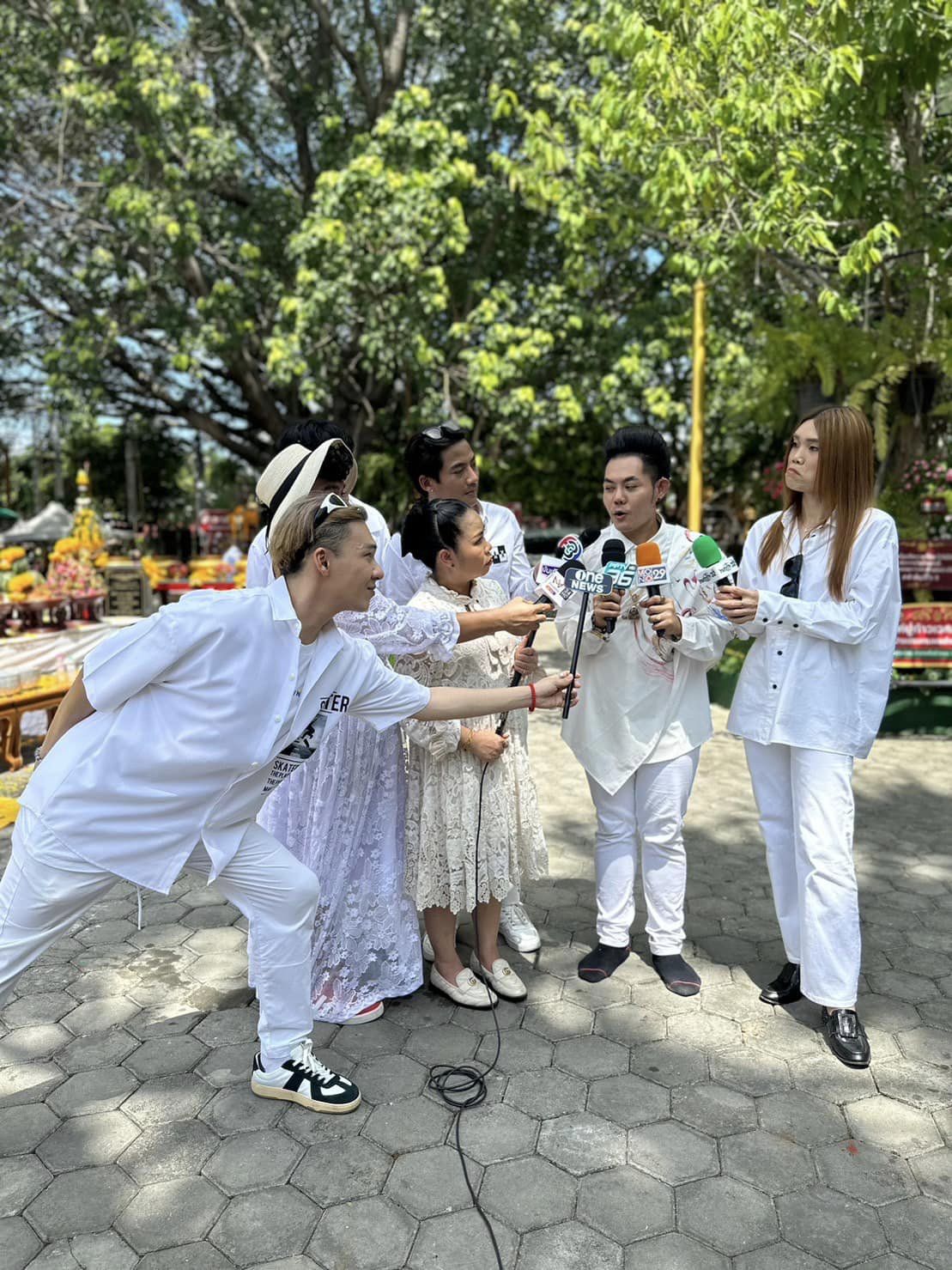 “ตุ๊กกี้ - เก่ง – ตั้ม” ร่วมพิธีบวงสรวงท้าวเวสสุวรรณ (มีคลิป)