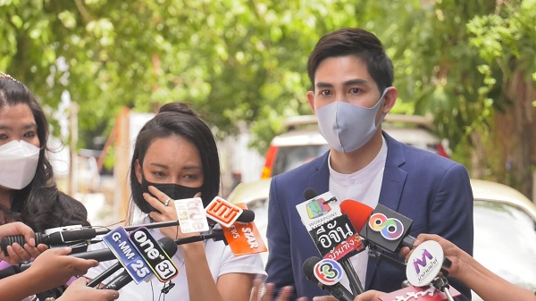 “แม็กซ์” หลั่งน้ำตาคุกเข่าขอโทษ ฟาก “เอ็มมี่” เดือด ถ้าไม่ฟ้องจะขอโทษไหม  (มีคลิป)