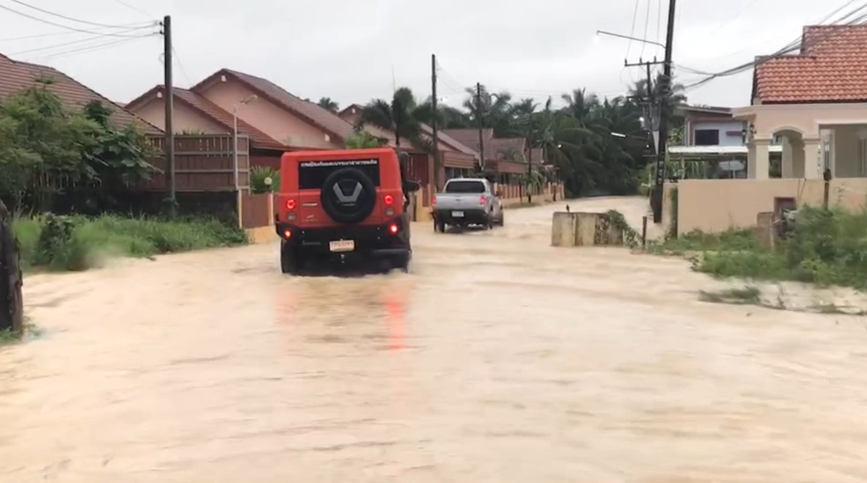 เปิดภาพน้ำป่าทะลัก อ.กาญจนดิษฐ์ ท่วมบ้านเรือน 250 หลัง เปิดภาพน้ำป่าทะลัก อ.กาญจนดิษฐ์ ท่วมบ้านเรือน 250 หลัง