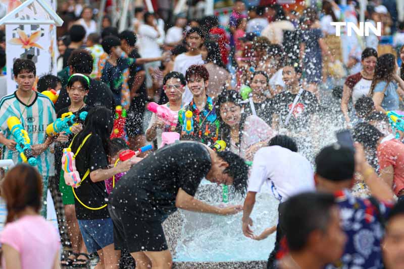 สาดน้ำ ปะแป้ง ริมเจ้าพระยา ในมหัศจรรย์เจ้าพระยามหาสงกรานต์ 2567 ไอคอนสยาม สาดน้ำ ปะแป้ง ริมเจ้าพระยา ในมหัศจรรย์เจ้าพระยามหาสงกรานต์ 2567 ไอคอนสยาม