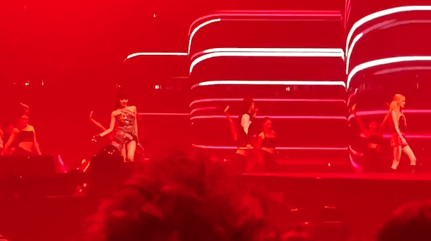 ไหว้ย่อแบบ ‘สายัณห์ สัญญา’!! ‘ลิซ่า BLACKPINK’ รับพวงมาลัยแบงค์วอนจากเพื่อนซี้