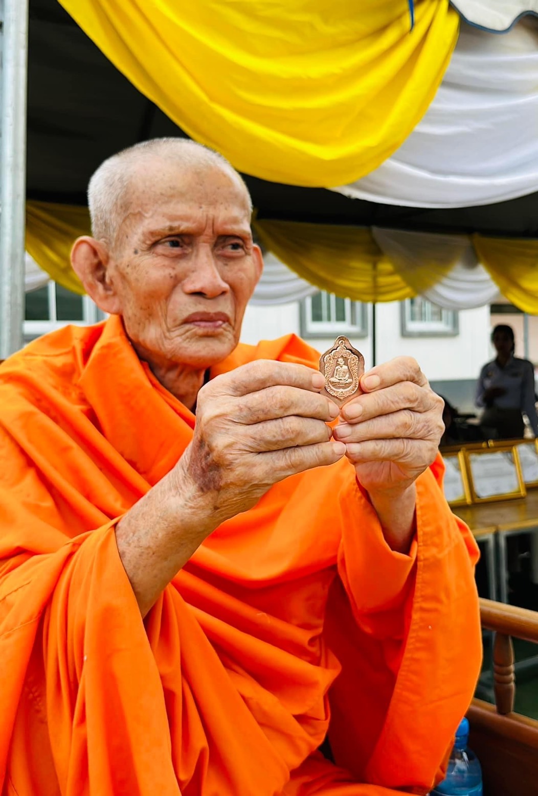 วัดแตก! ผู้คนแห่จองวัตถุมงคลที่ระลึกครบ 8 รอบ 96 ปีหลวงปู่นวล วัดหนองจอก วัดแตก! ผู้คนแห่จองวัตถุมงคลที่ระลึกครบ 8 รอบ 96 ปีหลวงปู่นวล วัดหนองจอก