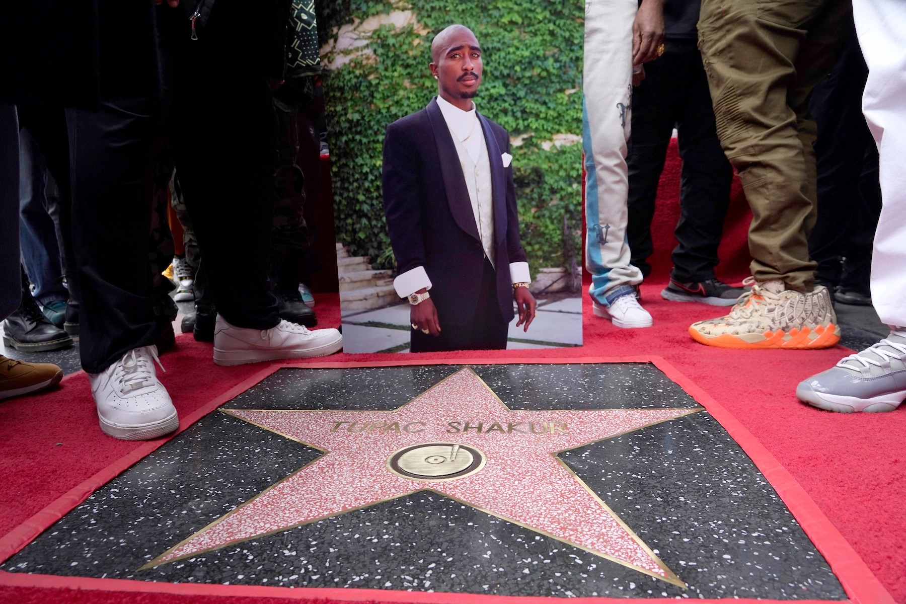 Tupac Shakur รับดวงดาว Walk of Fame หลังเสียชีวิต 27 ปี Tupac Shakur รับดวงดาว Walk of Fame หลังเสียชีวิต 27 ปี
