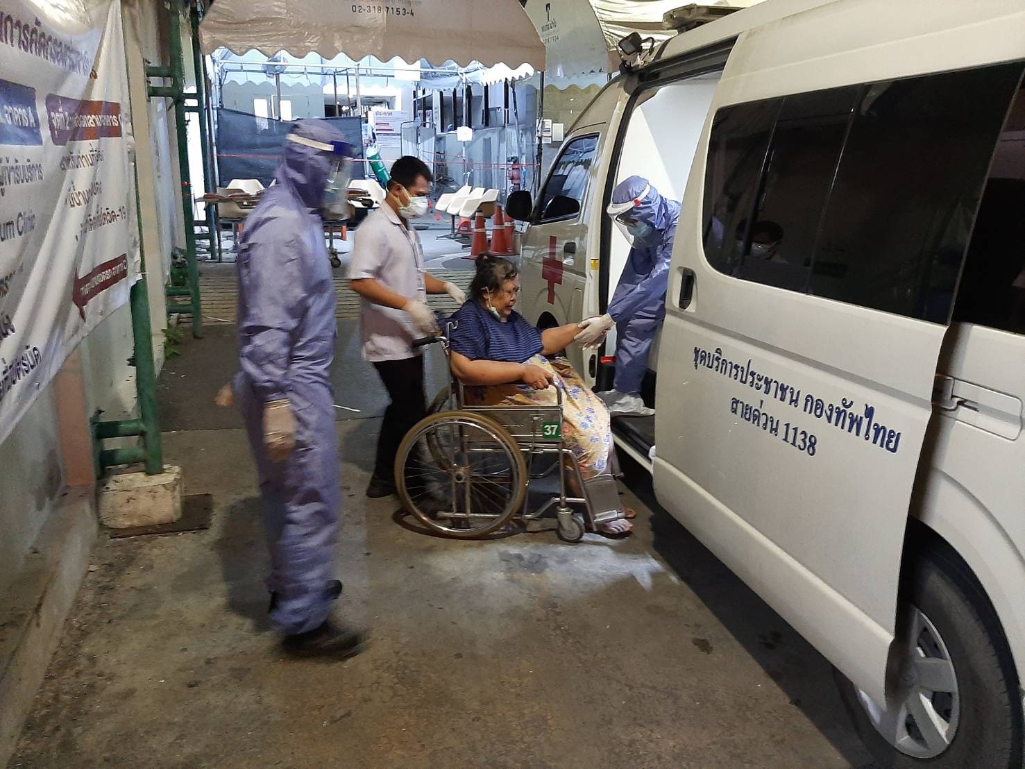 ศูนย์กองทัพไทย นำผู้ป่วยโควิดอาการหนักส่งโรงพยาบาล ศูนย์กองทัพไทย นำผู้ป่วยโควิดอาการหนักส่งโรงพยาบาล