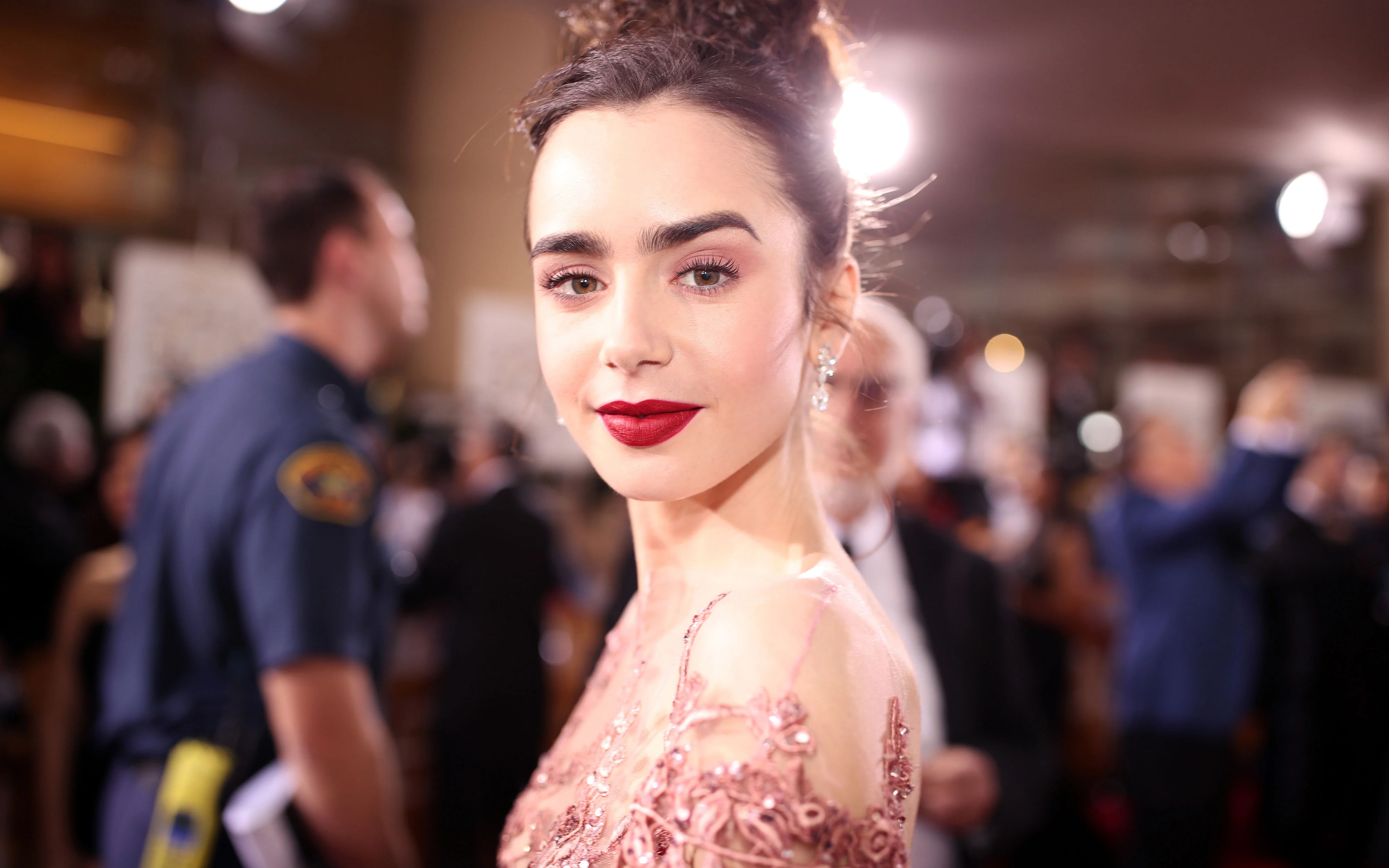 “Lily Collins” ถูกขโมยแหวนแต่งงานหลังเข้าสปาหรูในย่านเวสต์ฮอลลีวู้ด “Lily Collins” ถูกขโมยแหวนแต่งงานหลังเข้าสปาหรูในย่านเวสต์ฮอลลีวู้ด