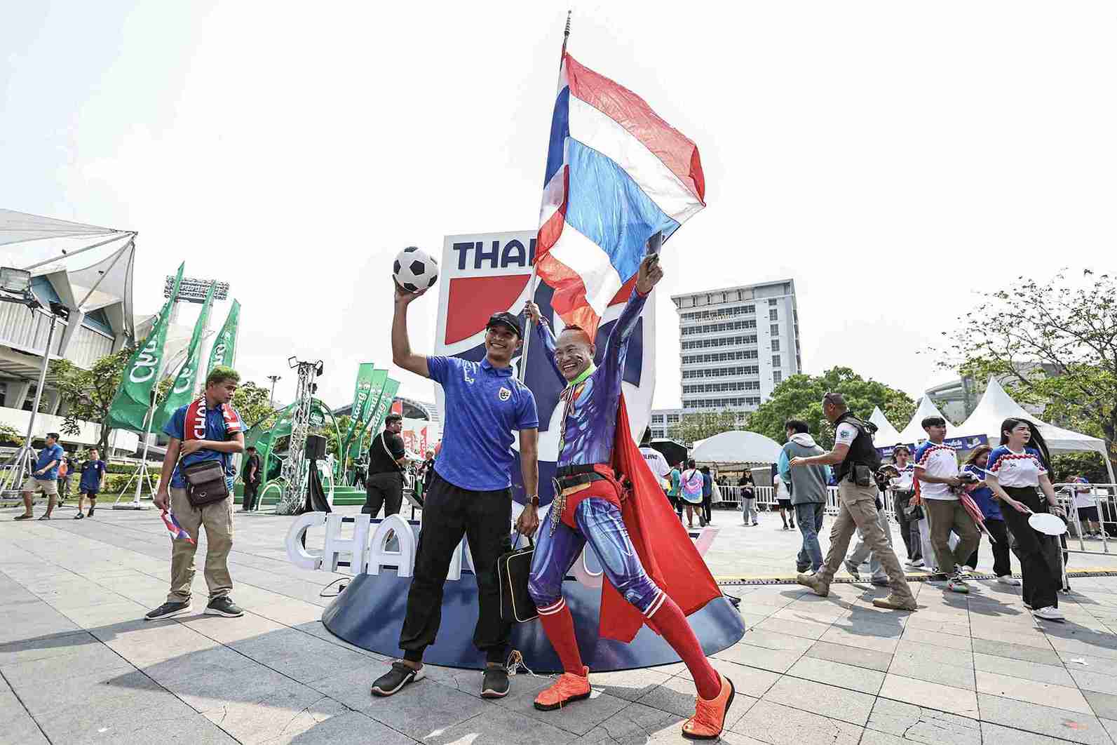แฟนบอลคึกคัก! แน่นสนามราชมังฯ รอเชียร์ ช้างศึก ดวล เกาหลีใต้
