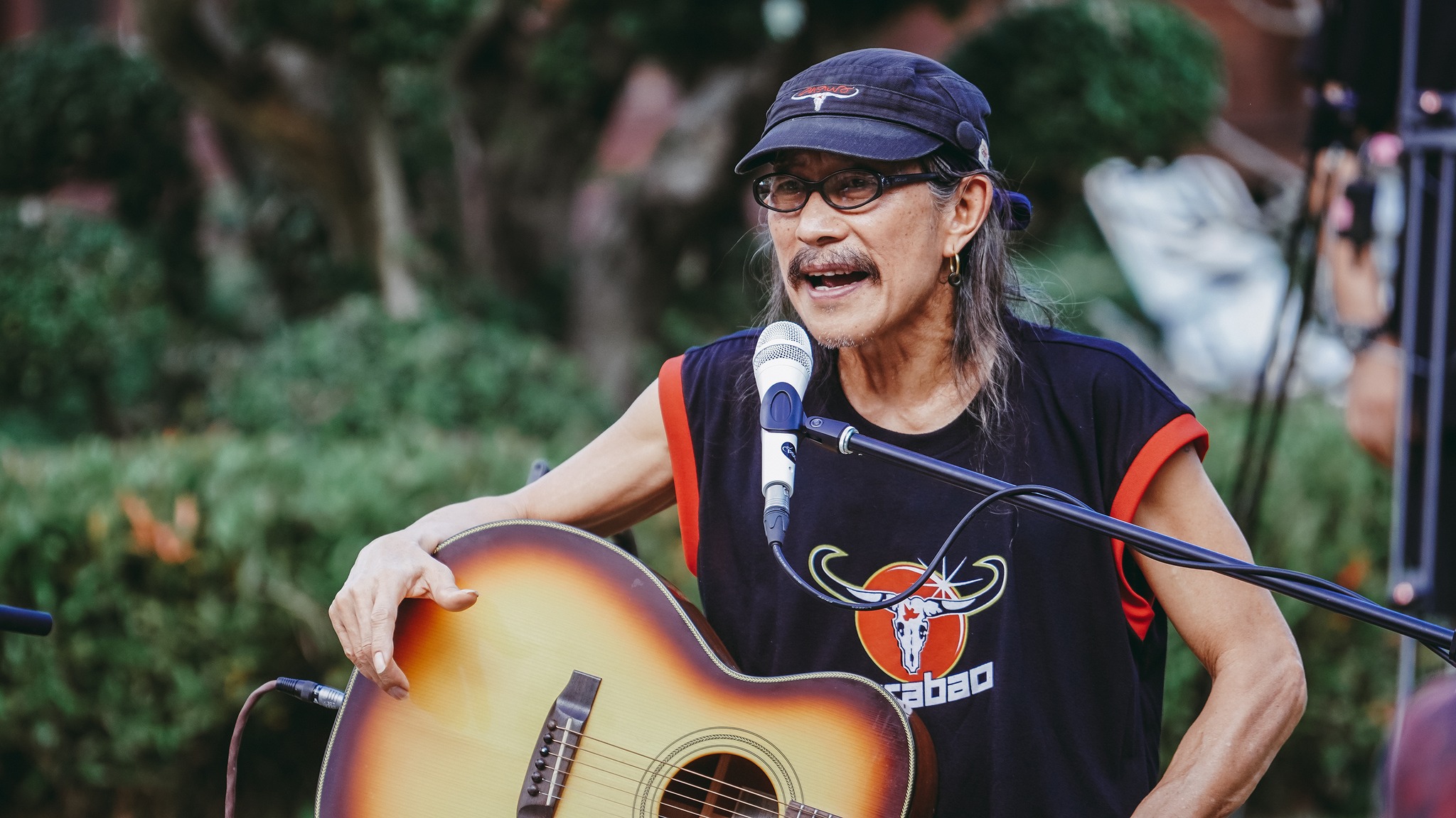 แอ๊ด คาราบาว หอบธูปเทียนเข้าขอขมาผู้ว่าฯ สุพรรณบุรี!!