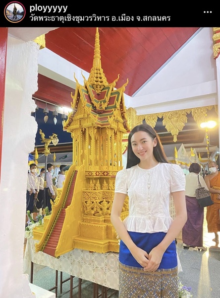 เบลล่า ราณี  ร่วมพิธีสมโภชน์ปลียอดทองคำพระธาตุเชิง