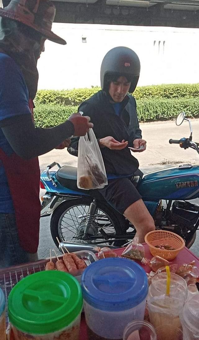 หล่อติดดิน! ณเดชน์ ขี่มอไซค์คู่ใจ แวะซื้อแหนมข้างทาง หล่อติดดิน! ณเดชน์ ขี่มอไซค์คู่ใจ แวะซื้อแหนมข้างทาง