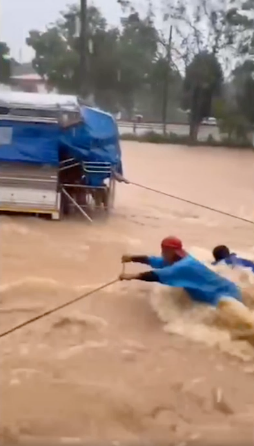นาทีระทึก! ระยองฝนถล่มหนัก นร. 9 ชีวิตติดในรถกลางสายน้ำเชี่ยวกราก นาทีระทึก! ระยองฝนถล่มหนัก นร. 9 ชีวิตติดในรถกลางสายน้ำเชี่ยวกราก