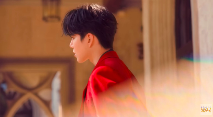 มีนตรา อินทิรา เจ้าของเพลง ว่าว ดึง ไมค์ พิรัชต์ ร้องคู่ในเวอร์ชั่นภาษาจีน  