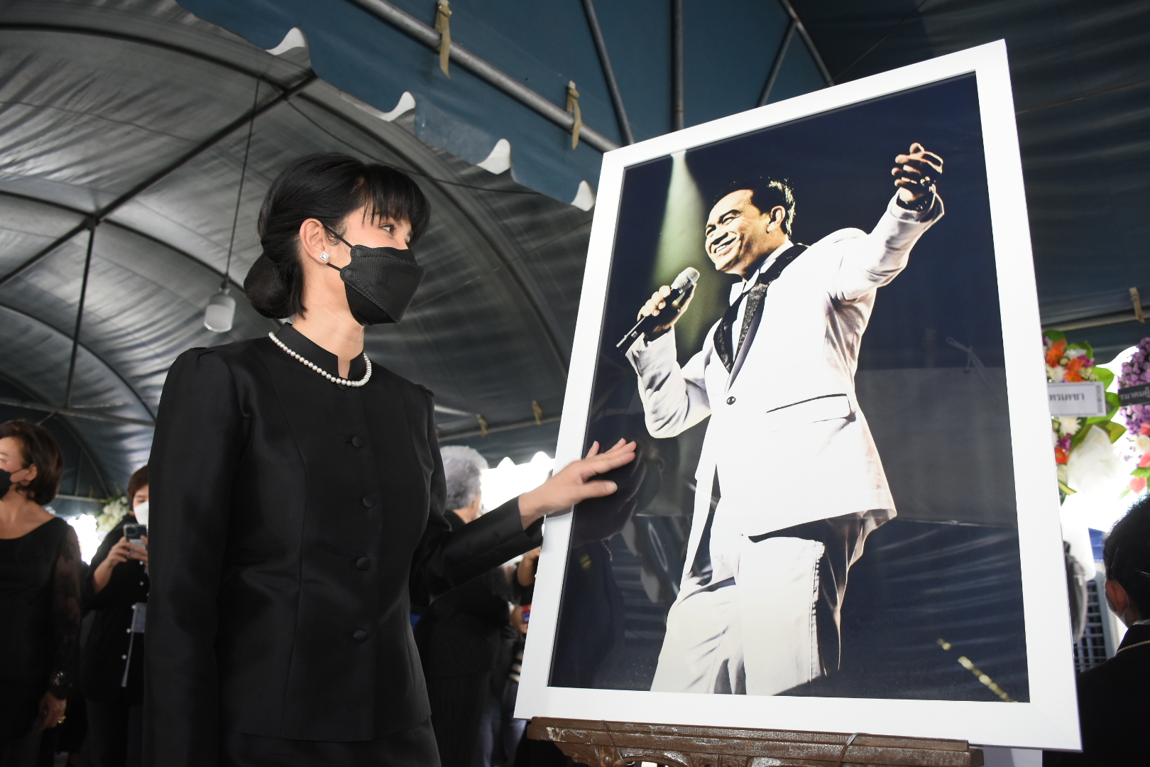 อี๊ฟ น้ำตาคลอเล่านาทีบอกลาคุณพ่อ คนบันเทิงร่วมไว้อาลัย อาต้อย เศรษฐา บรรยากาศสุดเศร้า อี๊ฟ น้ำตาคลอเล่านาทีบอกลาคุณพ่อ คนบันเทิงร่วมไว้อาลัย อาต้อย เศรษฐา บรรยากาศสุดเศร้า