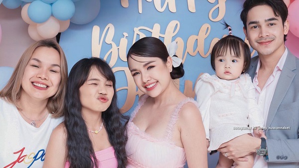 สามีจัดให้ยกเค้กเซอร์ไพรส์ “เจนนี่ รัชนก” ในวัย 28 ปี  (มีคลิป)
