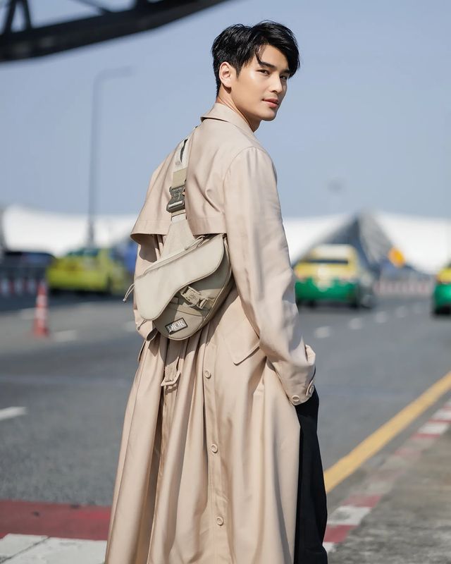ส่องแอร์พอร์ตลุค!! ‘อาโป ณัฐวิญญ์’ หล่อละมุนลัดฟ้าสู่ปารีส ร่วมชมแฟชั่นโชว์ Dior