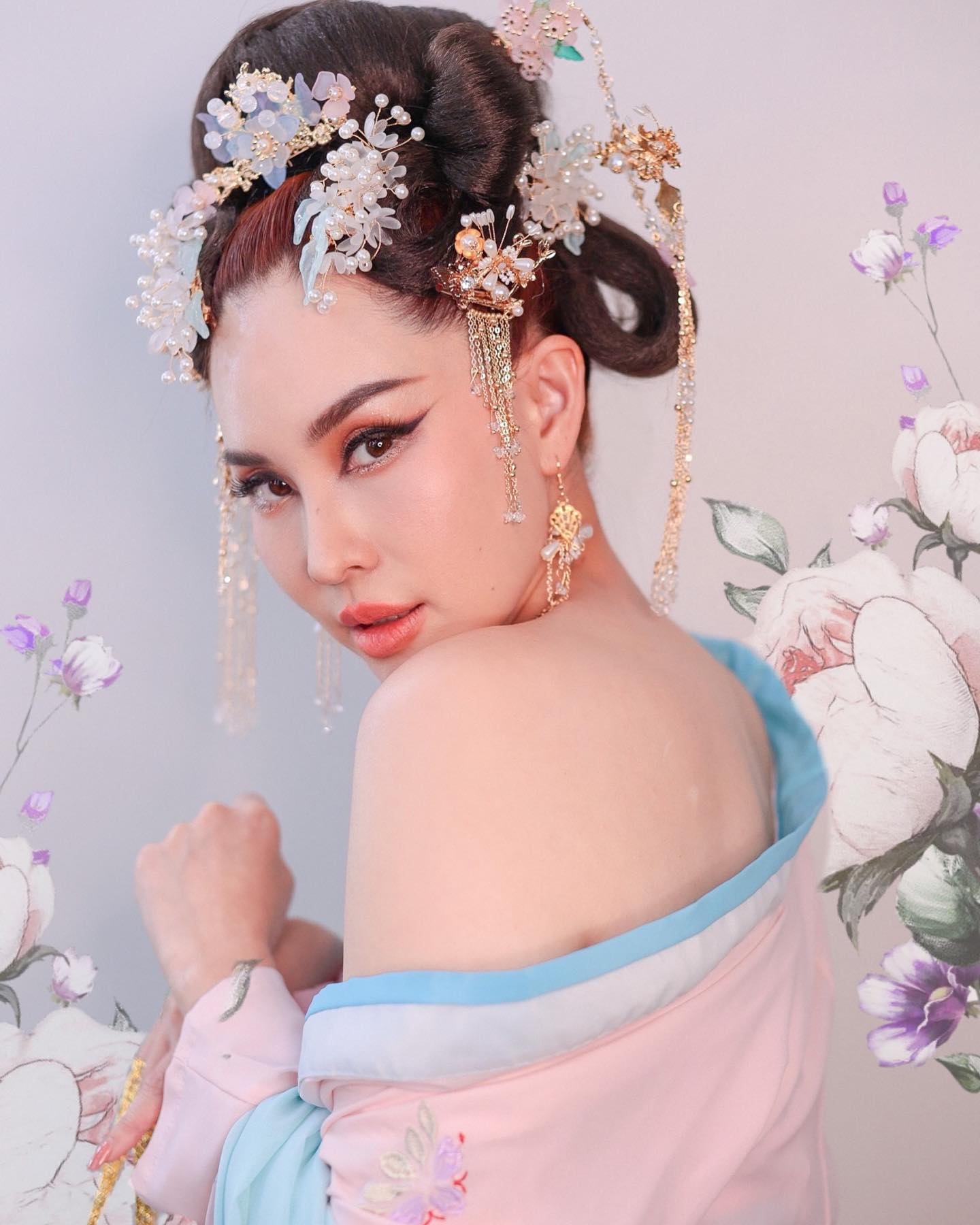 คนบันเทิงจัดเต็ม ทำคอนเทนต์แต่งตัวเป็น อาหมวย-อาตี๋ รับตรุษจีน คนบันเทิงจัดเต็ม ทำคอนเทนต์แต่งตัวเป็น อาหมวย-อาตี๋ รับตรุษจีน
