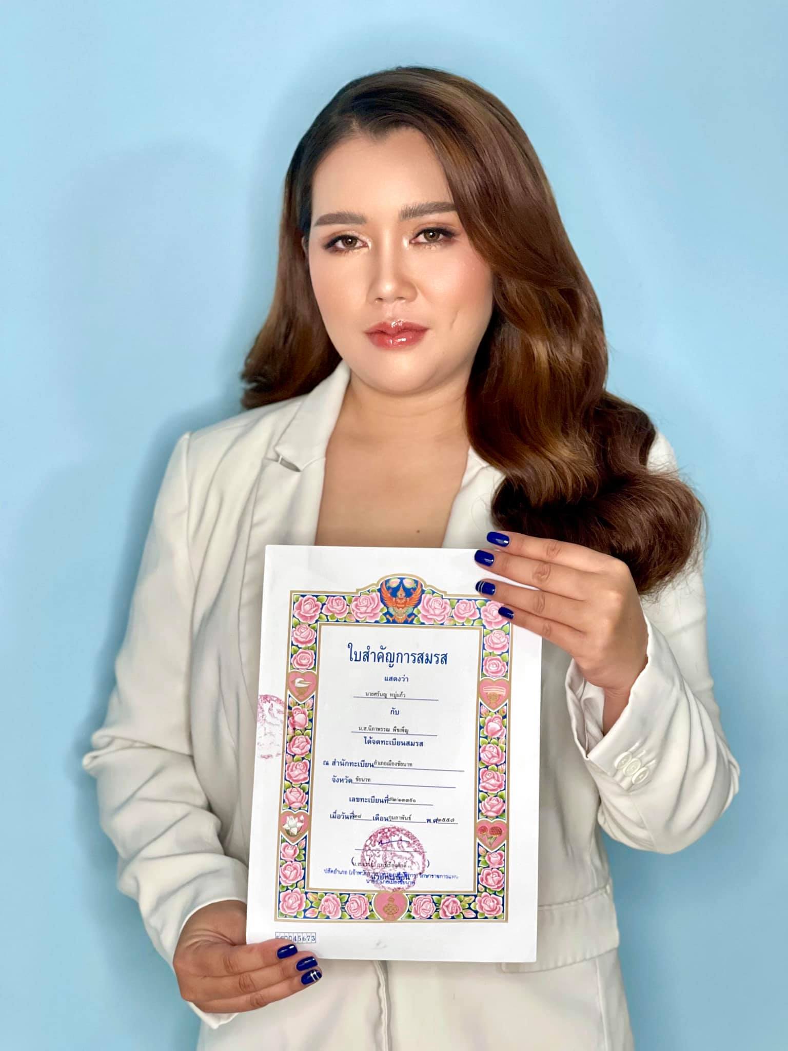 ‘ภรรยาหลวงบุกงานแต่ง’ เผยนิวลุคถือทะเบียนสมรสขึ้นศาลทวงสิทธิตามกม. ‘ภรรยาหลวงบุกงานแต่ง’ เผยนิวลุคถือทะเบียนสมรสขึ้นศาลทวงสิทธิตามกม.