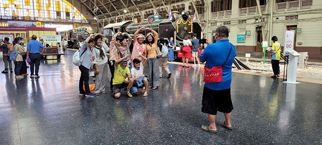 ประชาชนใช้เวลาวันหยุดร่วมกิจกรรม Hua Lamphong in Your Eyes-ชมนิทรรศภาพถ่าย หัวลำโพง ประชาชนใช้เวลาวันหยุดร่วมกิจกรรม Hua Lamphong in Your Eyes-ชมนิทรรศภาพถ่าย หัวลำโพง