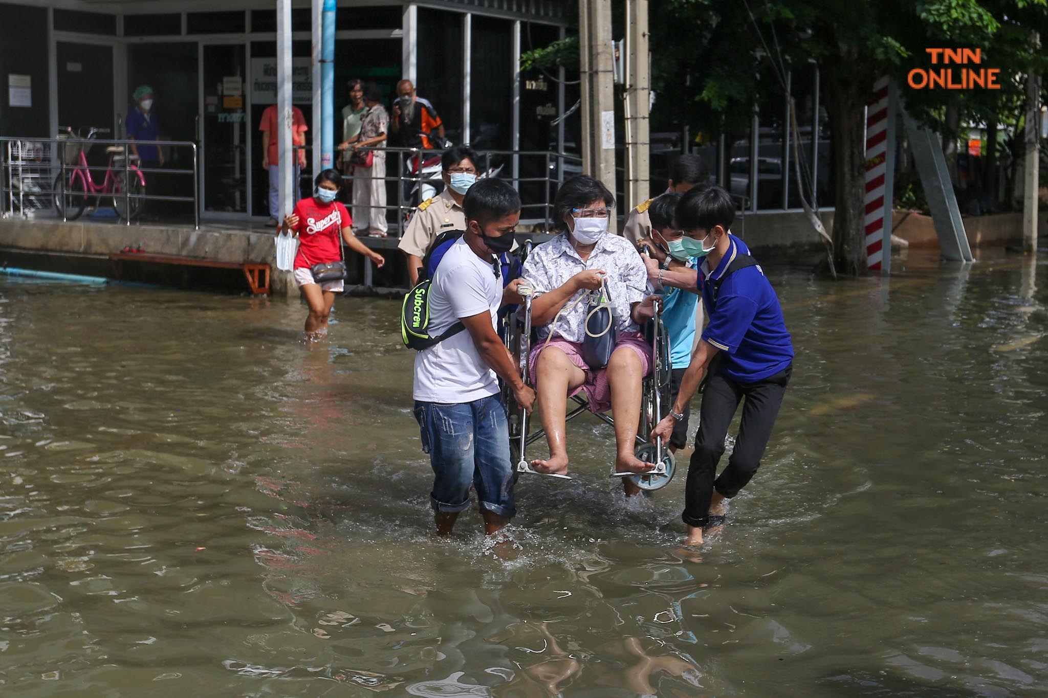 ประมวลภาพ พนังกั้นน้ำใต้สะพานซังฮี้แตกน้ำล้นท่วมผิวจราจร 