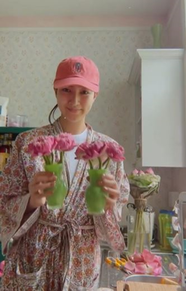 คนบันเทิง ร่วมทำบุญตักบาตร ในวันอาสาฬหบูชา ในยุคโควิดระบาด